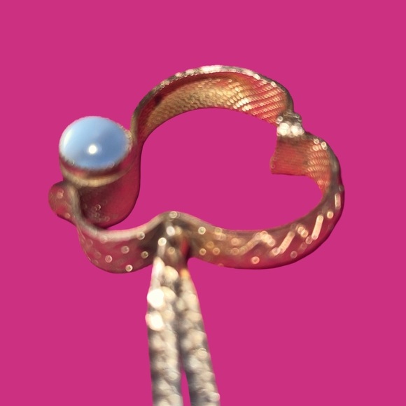 Elegant Gold-Tone Glove / Scarf holder Faux Blue Cat’s Eye or Moonstone Pretty! - Picture 2 of 7